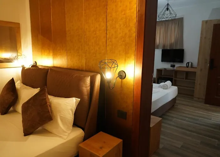 Hotel Monaco & Garden Golem (Tirana)