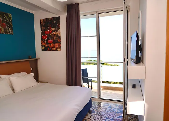 Monaco & Garden Hotel 3*